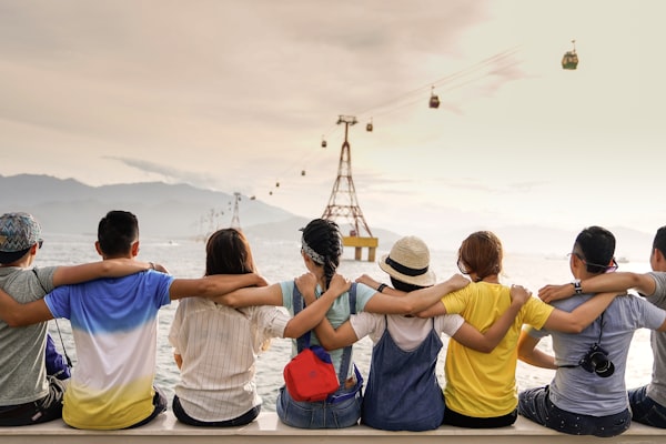 球迷在线互动聊天与观点分享的热闹社区场景